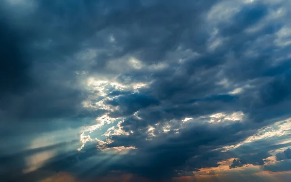 Ακτίνες του ήλιου μέσα από τα σύννεφα — Φωτογραφία Αρχείου