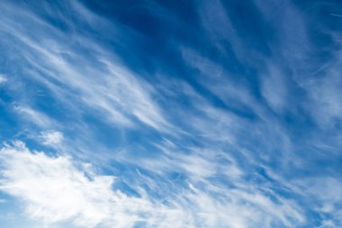 Mavi gökyüzünde beyaz kabarık bulutlar