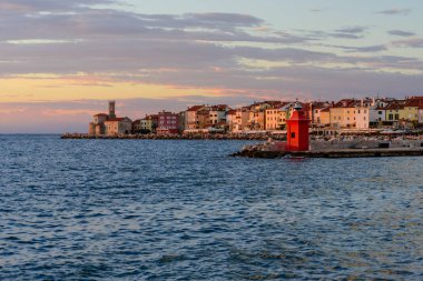 Piran sahil şeridi üzerinde gün batımı görünümü.