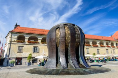 Bronz top - ulusal kurtuluş Anıtı.