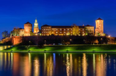 Wawel Kalesi Krakow şehirde bir gece görünümü