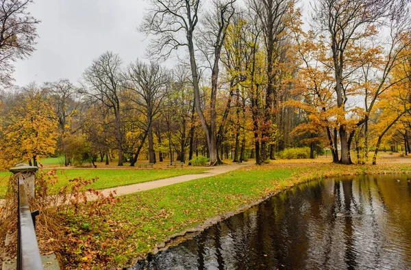 Pięknej jesieni Lazienki Krolewskie Park — Zdjęcie stockowe