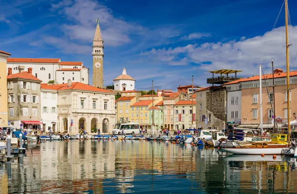 View of the city of Piran with beautiful old buildings and boats — Stock Photo, Image