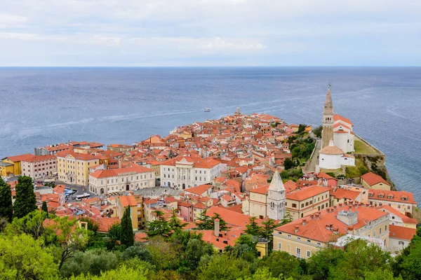 Vista panorâmica do mar Adriático e da cidade de Piran — Fotografia de Stock