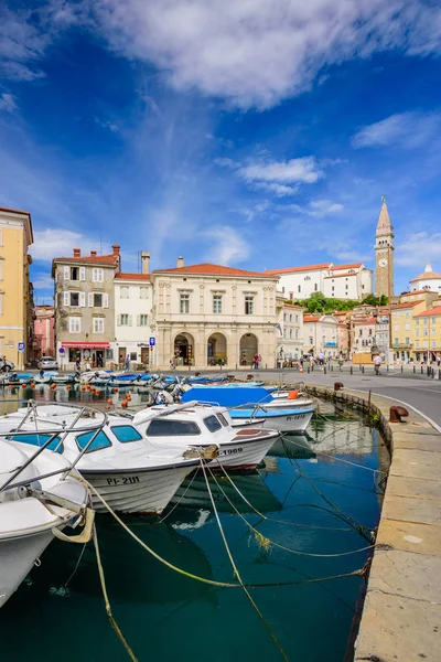 A view of the city of Piran with beautiful old buildings and boats — Stock Photo, Image