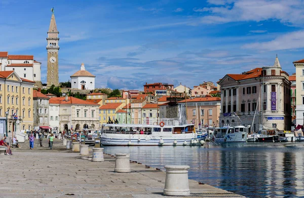 A view of the city of Piran with beautiful old buildings and boats — Stock Photo, Image