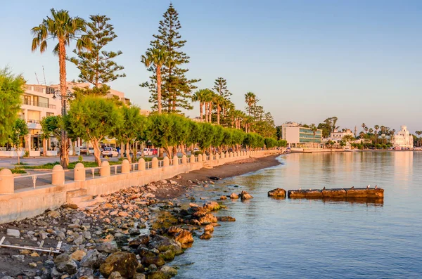 Strandpromenaden med palmträd, ön Kos — Stockfoto