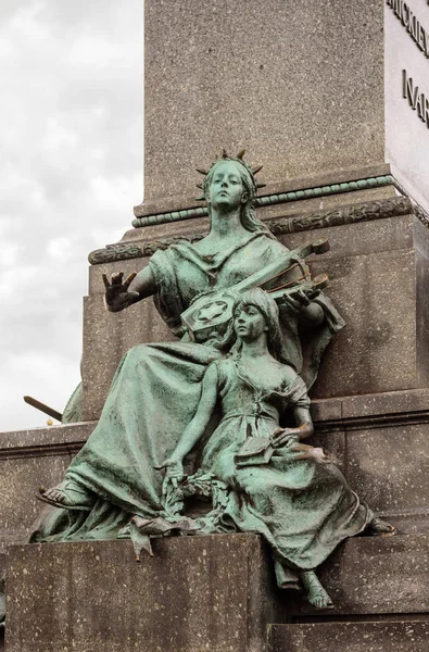 Sculptures anciennes sur la place principale de Cracovie — Photo