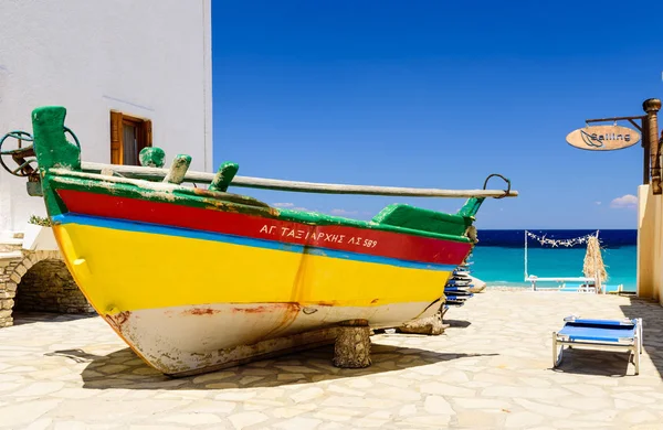 Paisaje con un barco de pesca en la playa —  Fotos de Stock