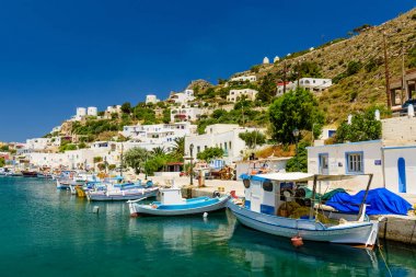 Panteli köyüdür beyaz binalar ve bir tepenin üstüne bir kale ile geleneksel bir Rum köyü