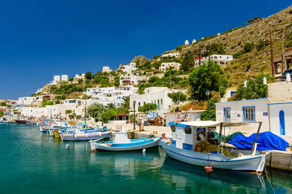 Panteli köyüdür beyaz binalar ve bir tepenin üstüne bir kale ile geleneksel bir Rum köyü