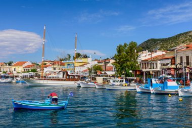 Samos Adası, Yunanistan - 22 Mayıs 2017: Pisagor Köyü, Samos adasında balıkçı tekneleri ve renkli binaları olan geleneksel bir Yunan köyüdür.