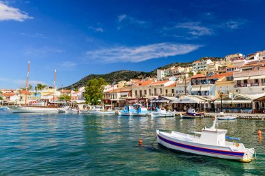 Samos Adası, Yunanistan - 22 Mayıs 2017: Pisagor Köyü, Samos adasında balıkçı tekneleri ve renkli binaları olan geleneksel bir Yunan köyüdür.