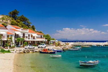 Samos Adası, Yunanistan - 23 Mayıs 2017: Geleneksel evleri ve balıkçı tekneleriyle Kokkari 'nin pitoresk köyü. Kokkari köyü Samos adasında popüler bir turistik yerdir..