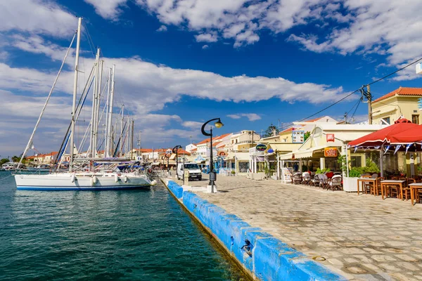 Samos Adası, Yunanistan - 22 Mayıs 2017: Pisagor Köyü, Samos adasında balıkçı tekneleri ve renkli binaları olan geleneksel bir Yunan köyüdür.