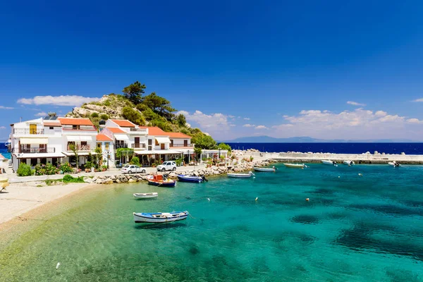 Samos Adası, Yunanistan - 23 Mayıs 2017: Geleneksel evleri ve balıkçı tekneleriyle Kokkari 'nin pitoresk köyü. Kokkari köyü Samos adasında popüler bir turistik yerdir..