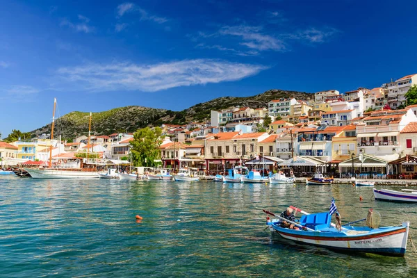 Samos Adası, Yunanistan - 22 Mayıs 2017: Pisagor Köyü, Samos adasında balıkçı tekneleri ve renkli binaları olan geleneksel bir Yunan köyüdür.