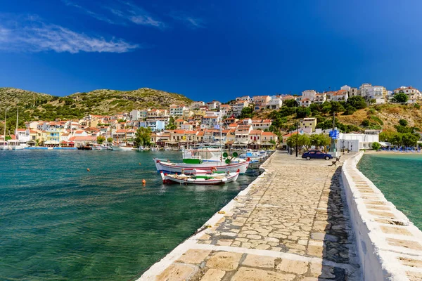 Pythagorion är en traditionell grekisk by vid kusten — Stockfoto