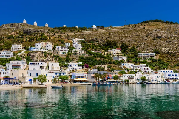 Pythagorion pueblo es un pueblo griego tradicional en la costa — Foto de Stock