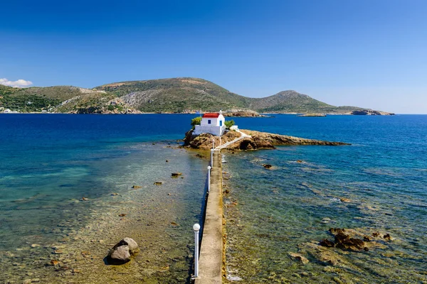 Capilla de San Isidoros en una pequeña isla rocosa cerca de la isla de Leros —  Fotos de Stock