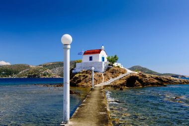 Resimli Yunan Adaları. Aziz Isidoros Kilisesi Leros Adası, Dodecanese, Yunanistan yakınlarındaki küçük kayalık bir adada.