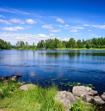 Güzel manzara ile göl ve bulutlar. Vuoksa Gölü - pitoresk göl Leningradskaya oblast, Rusya Federasyonu