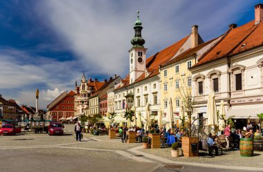 Maribor, Slovenya - 23 Eylül 2016: Maribor tarihi merkezinde, tarihi binalar ile ana kare