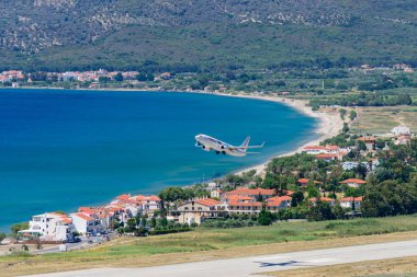 Samos Island, Yunanistan - 22 Mayıs 2017: Samos Havaalanı'na deniz arka plan üzerinde kalkış