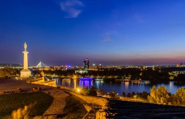 Belgrade, Sırbistan - 24 Eylül 2016: gece Belgrad'dan Kalemegdan kale Zafer Anıtı ve Sava Nehri Panoraması