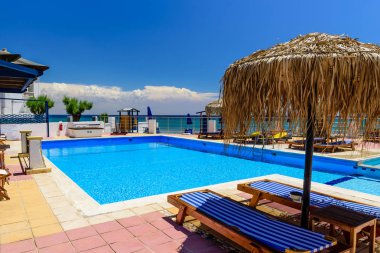 Samos Island, Yunanistan - 22 Mayıs 2017: bir yüzme havuzu bulunan otelin iç