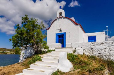 Resimli Yunan Adaları. Aziz Isidoros Kilisesi Leros Adası, Dodecanese, Yunanistan yakınlarındaki küçük kayalık bir adada.