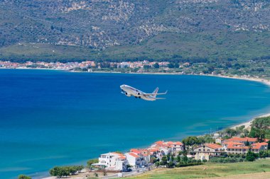 Samos Island, Yunanistan - 22 Mayıs 2017: Samos Havaalanı'na deniz arka plan üzerinde kalkış
