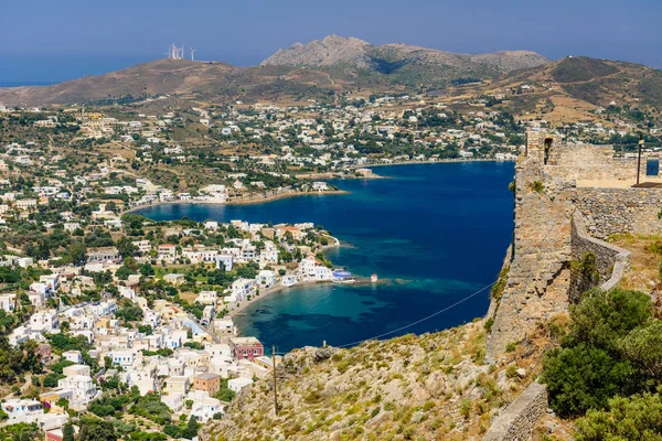 Agia Marina village, Agia Marina, Leros Adası, Oniki Ada, Yunanistan kale görünümünden pitoresk sahil şeridi
