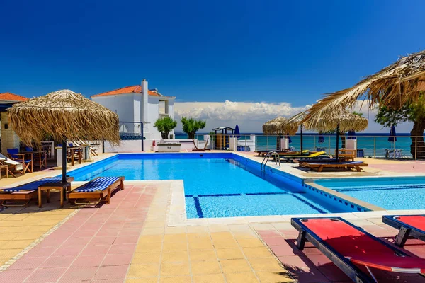 サモス島 ギリシャ 2017 スイミング プールのあるホテルのインテリア — ストック写真