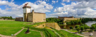 Narva, Estonya - 6 Ağustos 2017: Panoramik Narva Ortaçağ Kalesi ve eski kale Ivangorod, Rusya