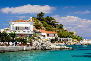 Pitoresk köy, Kokkari geleneksel evleri ve balıkçı tekneleri, Samos Island, Yunanistan ile. Kokkari Köyü Sisam adasında bir popüler turistik yer.