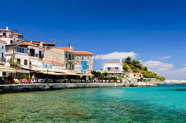 Samos Adası, Yunanistan - 23 Mayıs 2017: Geleneksel evleri ve balıkçı tekneleriyle Kokkari 'nin pitoresk köyü. Kokkari köyü Samos adasında popüler bir turistik yerdir..