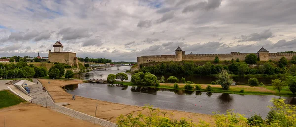 Vista panorâmica do castelo medieval de Narva e da antiga fortaleza de Ivangorod — Fotografia de Stock