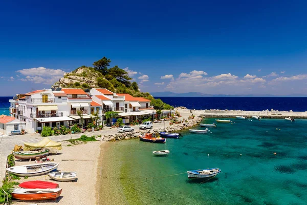 Pitoresk köy, Kokkari geleneksel evleri ve balıkçı tekneleri, Samos Island, Yunanistan ile. Kokkari Köyü Sisam adasında bir popüler turistik yer.