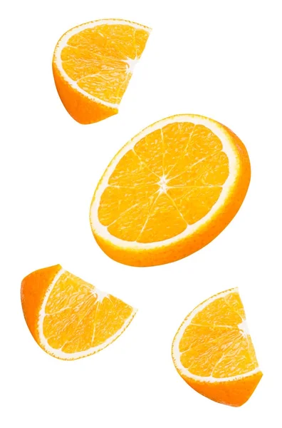 Na białym tle spadające kawałki owoce pomarańczowy. — Zdjęcie stockowe