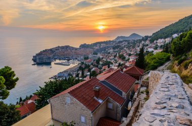 Hırvatistan 'ı gezmek. Hırvatistan 'ın eski Dubrovnik kentinin güzel gün batımı manzarası