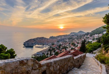 Hırvatistan 'ı gezmek. Hırvatistan 'ın eski Dubrovnik kentinin güzel gün batımı manzarası