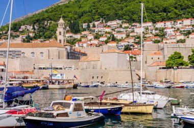 Dubrovnik, Hırvatistan - 22 Eylül 2018: Dubrovnik 'in eski kent manzarası, tekneli liman
