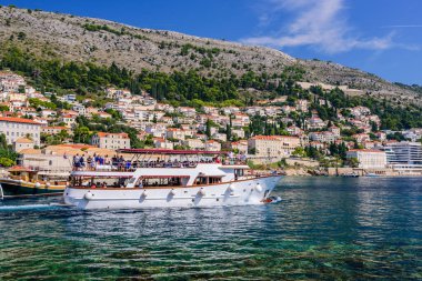 Dubrovnik, Hırvatistan - 22 Eylül 2018: Dubrovnik 'in eski kent manzarası, tekneli liman