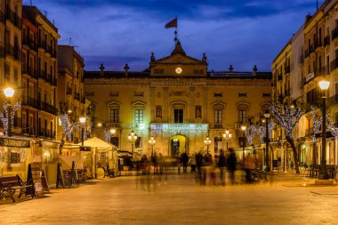 Tarragona, İspanya - 3 Ocak 2020 Tarragona eski şehir, güzel gece manzaralı