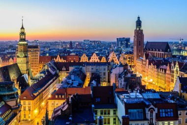 Polonya 'yı gezmek. Wroclaw şehri, güzel hava gece manzarası.. 