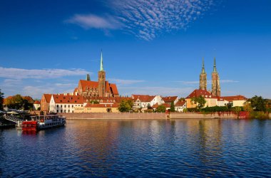 Polonya 'yı gezmek. Wroclaw 'ın şehir manzarası. Tumski Adası manzarası ve Vaftizci Aziz Yahya Katedrali, Kum ve Odra nehri üzerindeki Leydimizin Kilisesi.. 