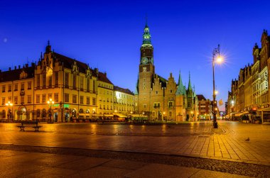 Wroclaw, Polonya - 14 Ekim 2019: Polonya turu. Wroclaw 'daki pazar meydanı, eski şehir, güzel gece manzarası.