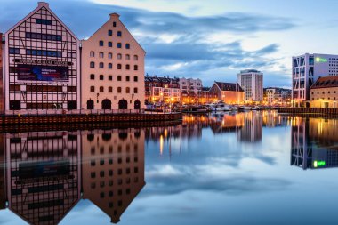 Gdansk, Polonya - 6 Ekim 2019: Polonya turu. Suda güzel yansıması olan Gdansk şehri.