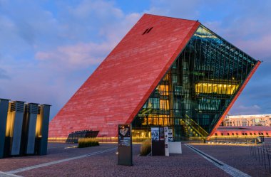 Gdansk, Polonya - 7 Ekim 2019: Polonya turu. Gdansk 'ta İkinci Dünya Savaşı Müzesi, popüler bir turizm merkezi.